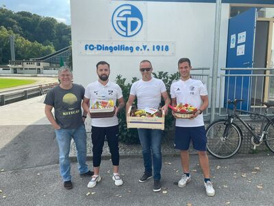 Adria-dream spendet Obstkörbe zum Spiel FC Dingolfing gegen Eintracht Landshut