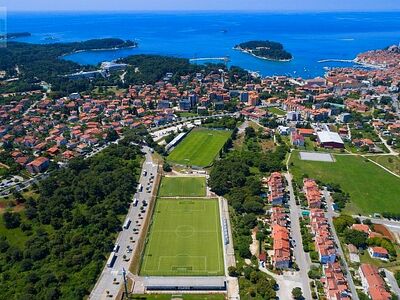 Sportzentrum „Valbruna“ in Rovinj : 3 Fußballplätze, 105 x 66 m und 1 kleiner Fußballplatz, 50 x 25 m