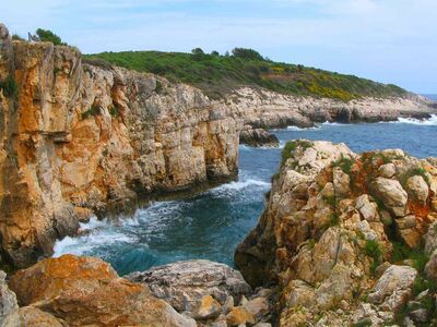 Das Kap Kamenjak liegt an der südlichsten Spitze Istriens. Dabei reiht sich eine schöne Badebucht an die nächste entlang der zerklüfteten Küste des Naturschutzgebietes.