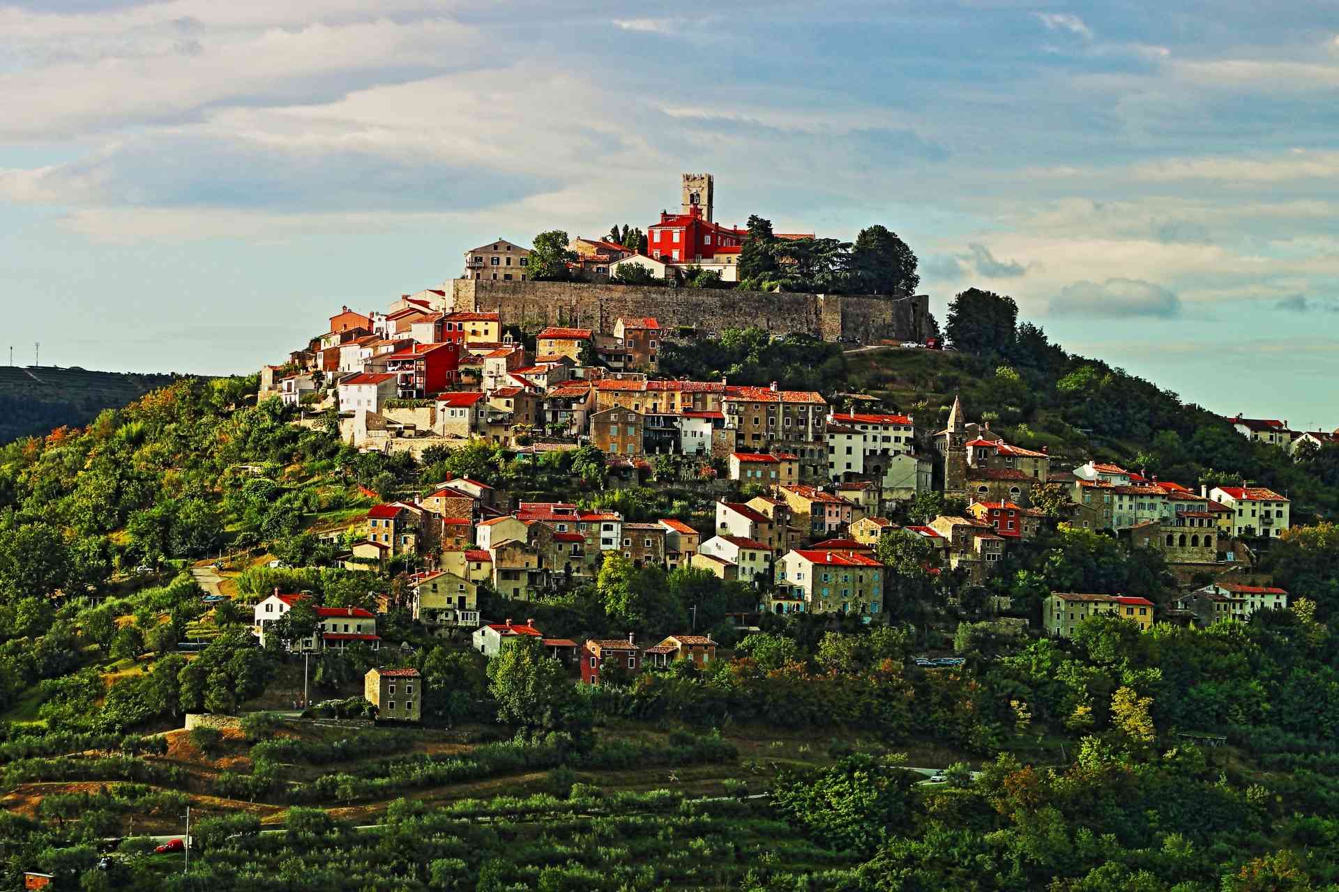 Motovun | Romantische Kleinstadt auf einem 280 m hohen Hügel über dem Tal von Mirna im grünen Hügelland Istriens.