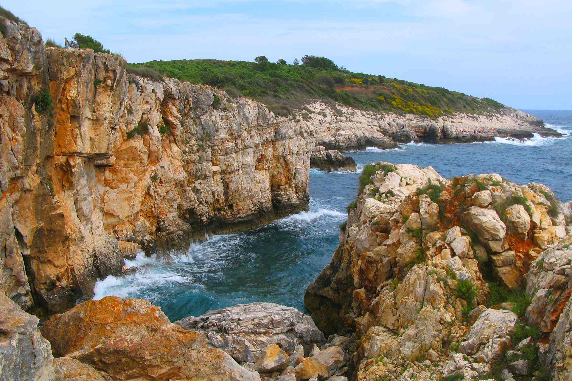 Das Kap Kamenjak liegt an der südlichsten Spitze Istriens. Dabei reiht sich eine schöne Badebucht an die nächste entlang der zerklüfteten Küste des Naturschutzgebietes.